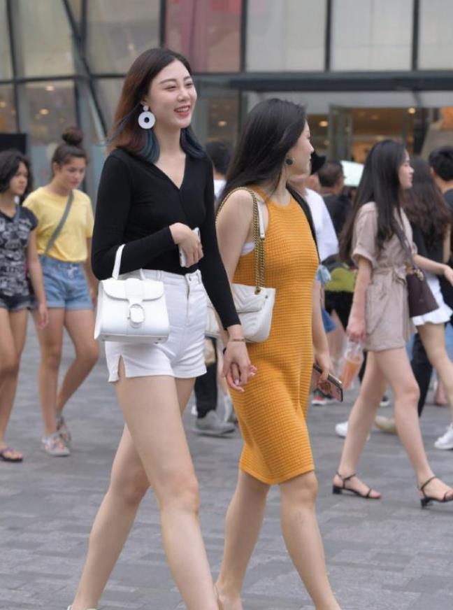 街拍小姐姐优雅时髦的大衣搭配打底裤靴子,看上去高雅显女人味