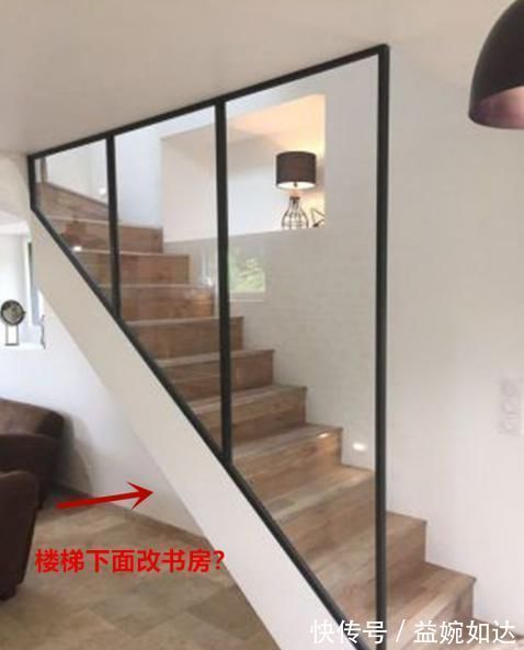 玻璃|楼梯下空着,如今越来越多人都直接改成书房,不要1㎡却实用多了