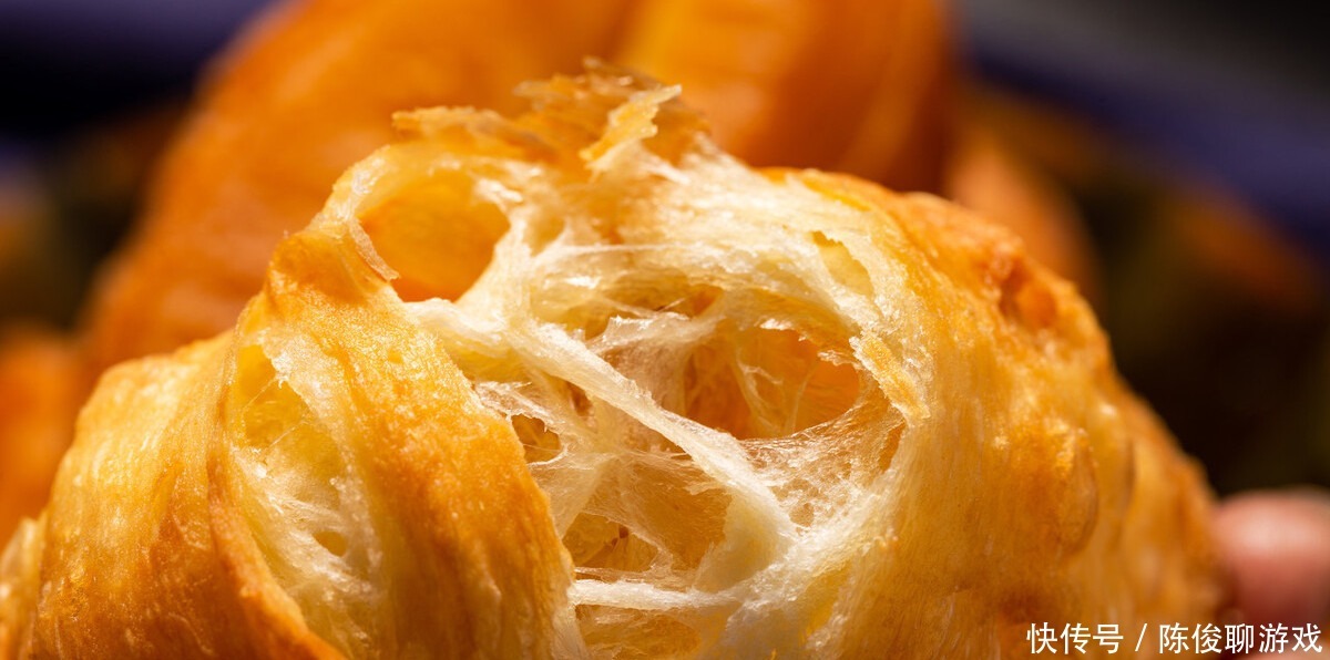 原来炸油条很简单,不用泡打粉,油条依旧能轻松,外酥里嫩还美味