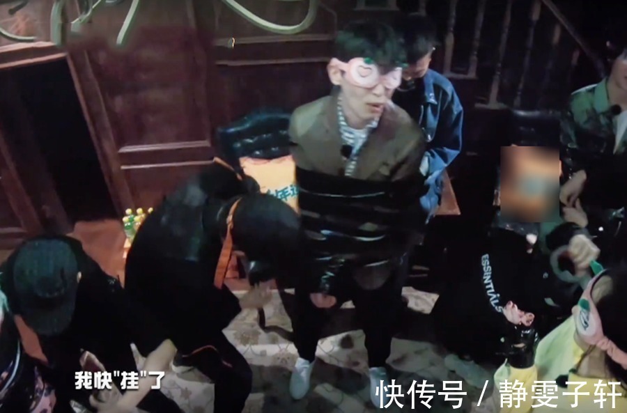 郭麒麟錄節(jié)目身上被纏膠帶,看到他的衣服,網(wǎng)友大林子心疼不