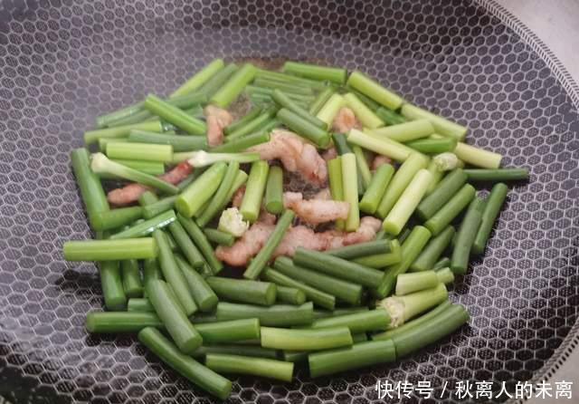 小炒|家常菜“小炒蒜苔”:米饭的最佳搭档,这么做贼好吃!