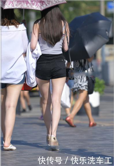 灰色吊带衫搭配黑色短裤，简单大方，尽显甜蜜少女感