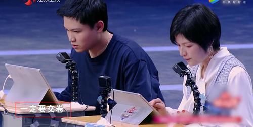 关睿怡指出了选手敢怒不敢言的问题，薛兆丰却当场甩锅，太尴尬了