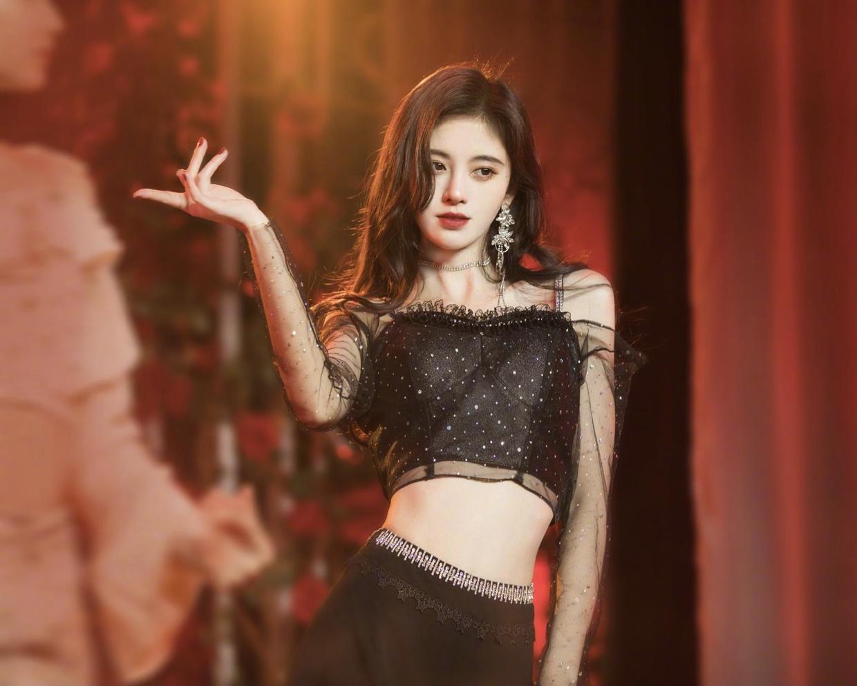 造型|郑合惠子的机场造型清爽洋气,吊带搭配格纹长款,又飒又美