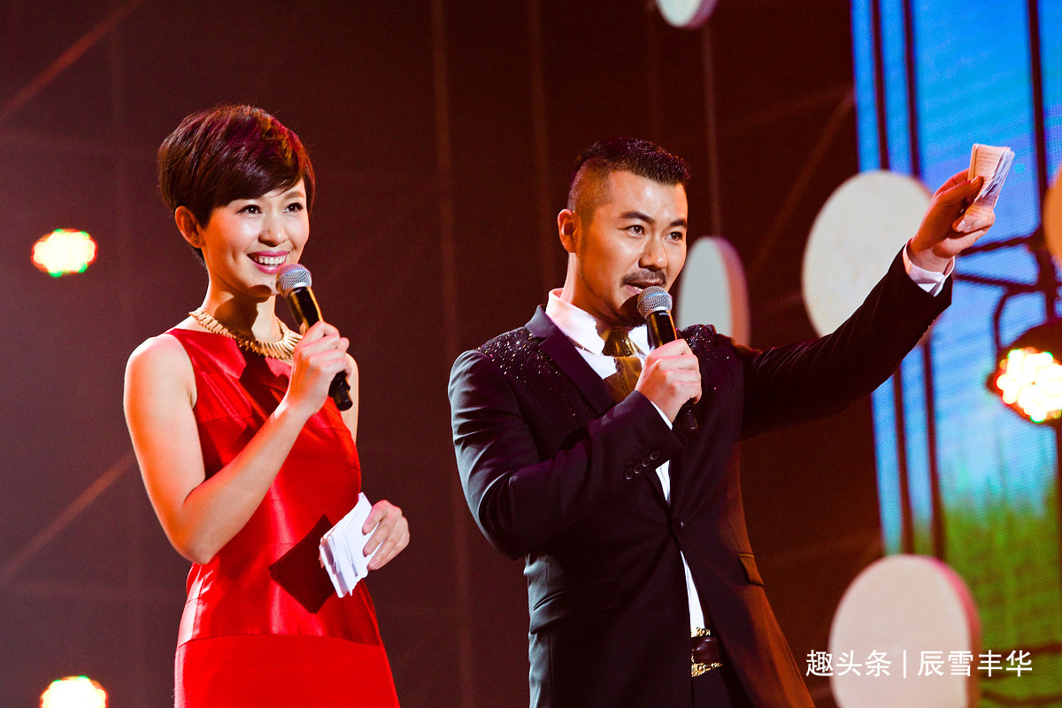 领口|欧阳夏丹穿红“礼服裙”真漂亮,单肩领口露出项链,配短发好甜美