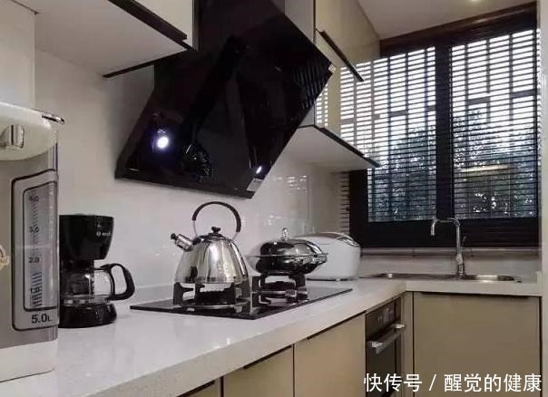 玄关|值得借鉴的轻奢风新房，玄关很“人性化”，简单轻装饰很舒服！