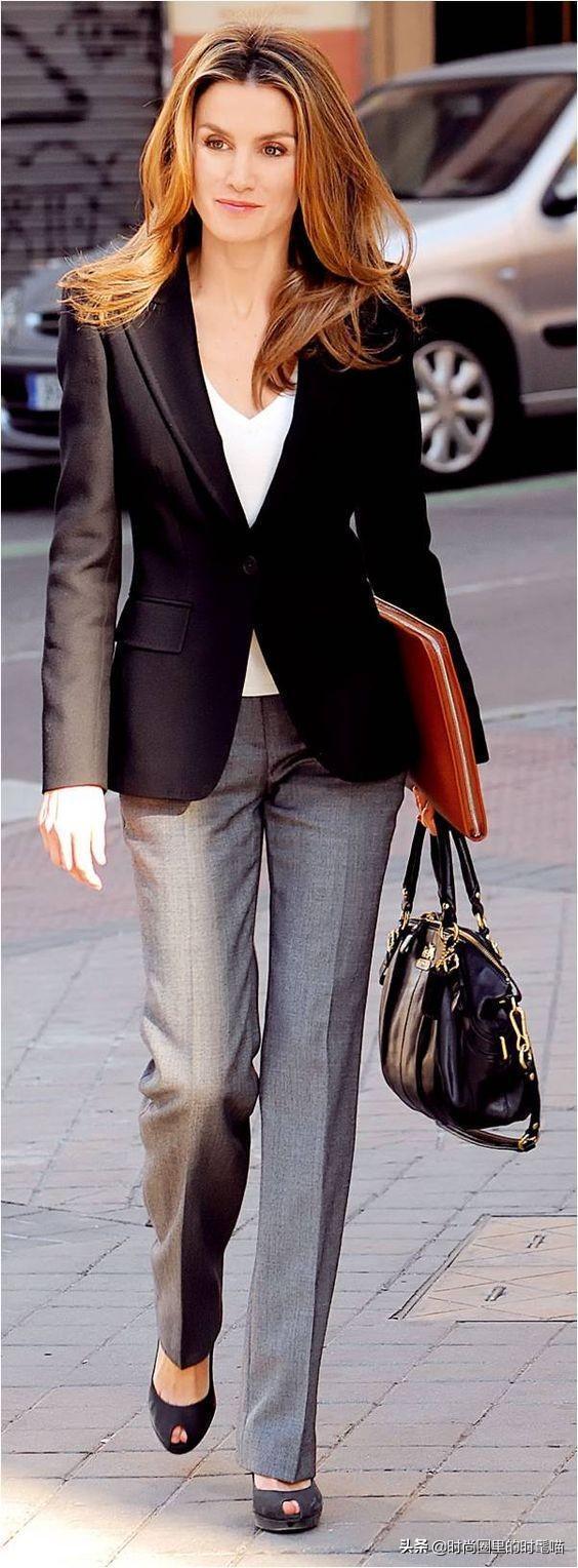 西班牙王后又一次穿出新高度，白大衣搭九分西裤高级，还很显腿长