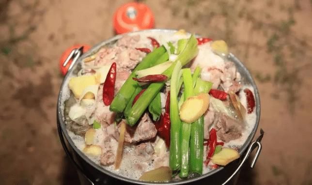  炖羊肉，调料不是越多越好！只加2样，羊肉软烂羊汤鲜美，没膻味