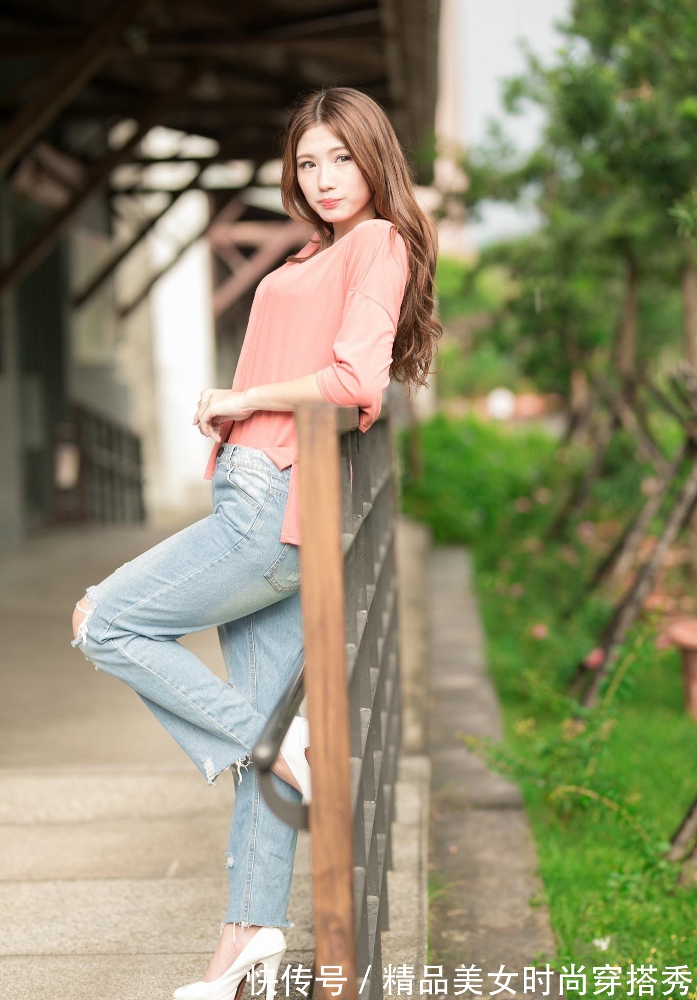 休闲|休闲的穿搭莫过于牛仔裤，上搭一件西瓜粉色T恤，休闲又舒适