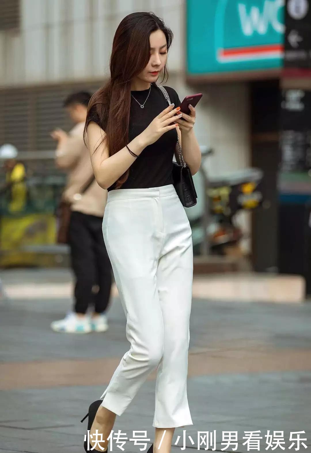 女人|街拍:女人穿上高跟鞋,优雅时尚又迷人