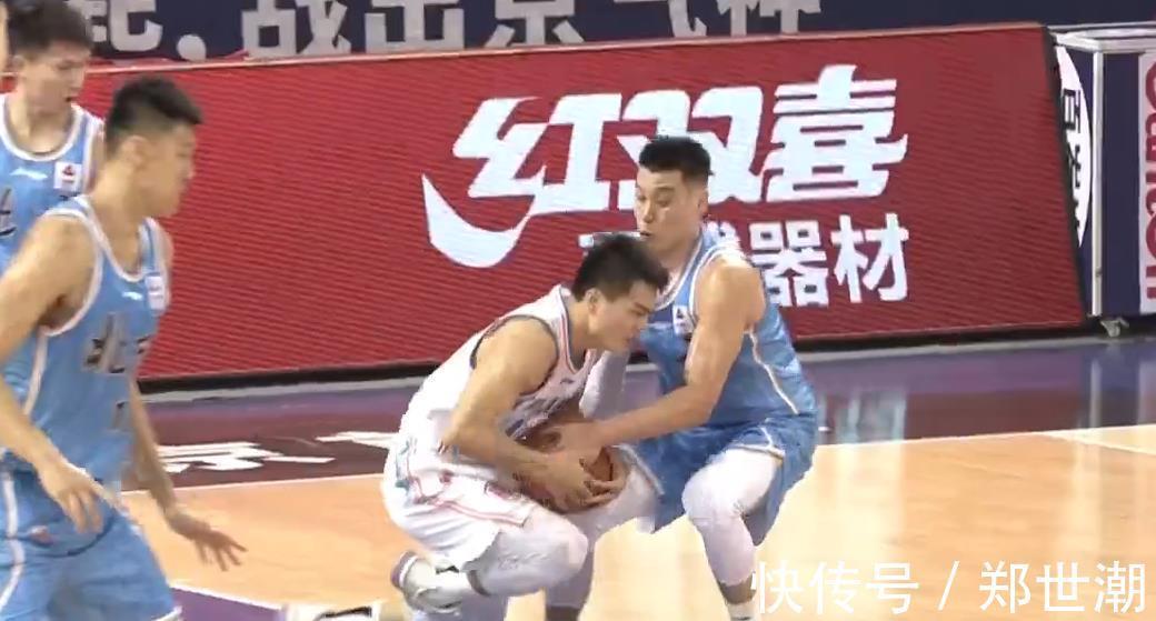 福建队|首钢狂屠对手,对方打出火气连续侵犯林书豪,后者直接趴到观众席