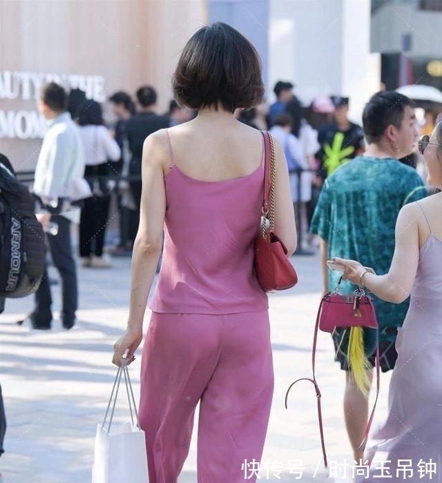 搭配 细肩长带的打底裤,质感非常好,美若天仙