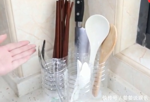 5个塑料瓶粘在一起,放在厨房有大作用,不管谁进了厨房都夸好