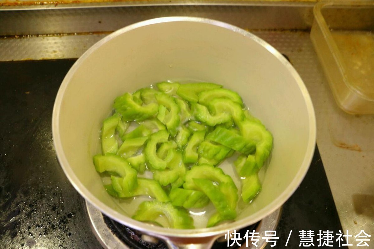 君子菜|苦瓜和鸡蛋红椒一起炒,处理好一点也不苦,小孩也爱吃