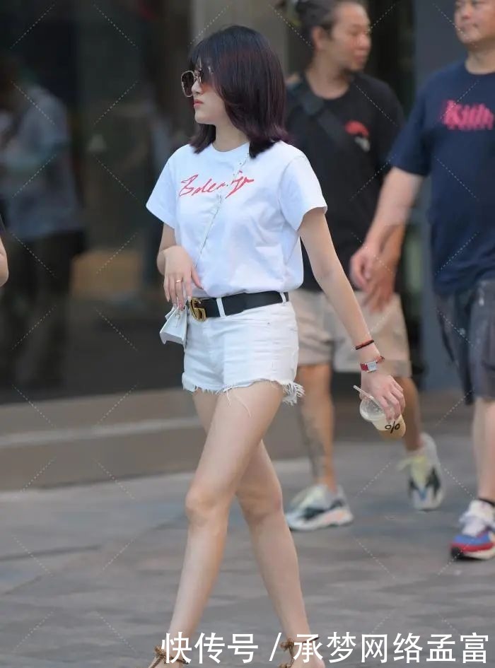 浅色|街拍:短袖搭配浅色裤子