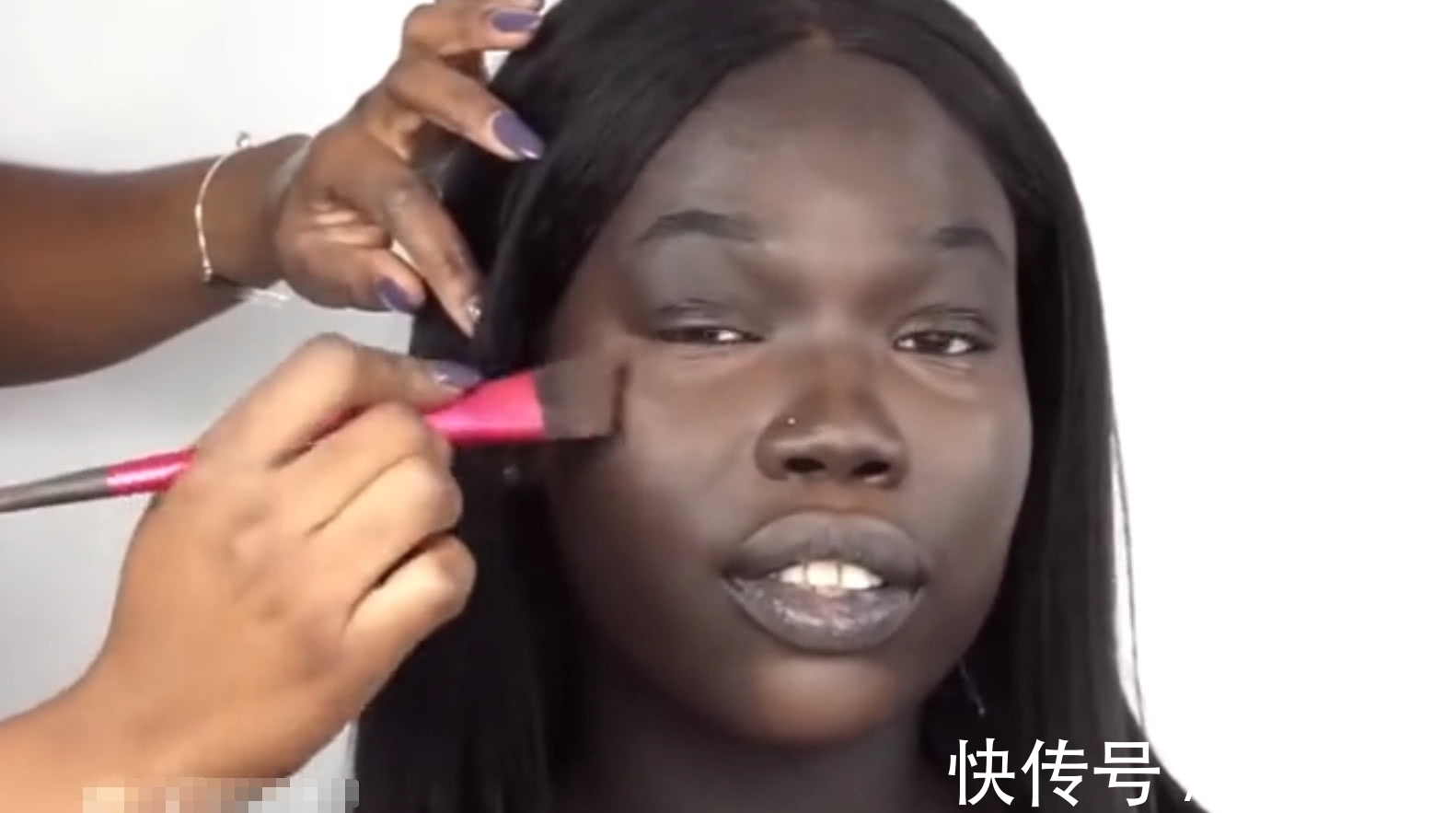 女孩子们|非洲女人要抹多少粉底才能变白?化妆结束后,效果十分惊艳