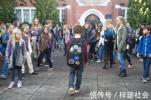 坏习惯|宝宝幼儿园遭人嫌弃,竟是因为口臭问题,取出这样东西后妈妈吐了