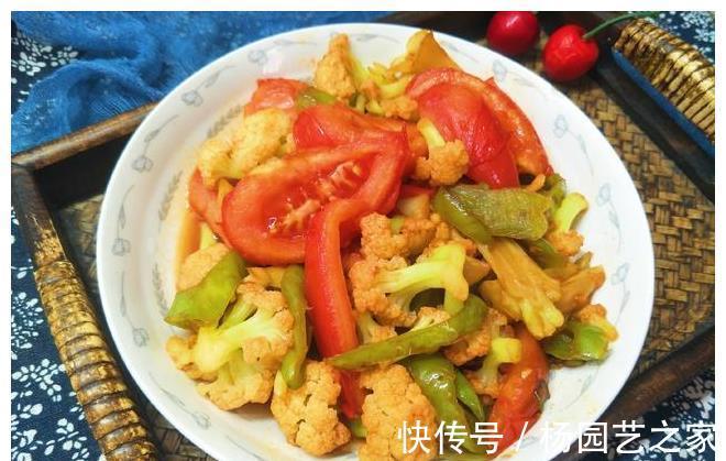 下饭|西红柿新吃法,加入菜花和辣椒,香辣下饭,吃的汤都不剩