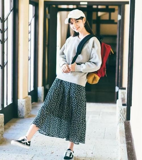 “卫衣＋碎花裙”＝今年春天最火混搭，时髦减龄显气质！