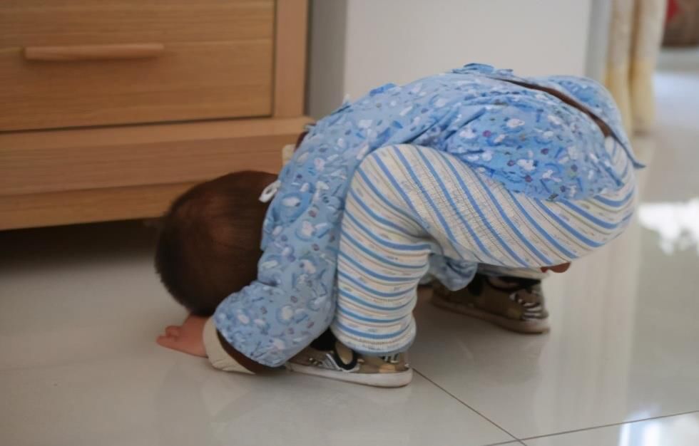 女儿错把502当眼药水,宝妈紧急处理挽救了娃,医生称赞:高明