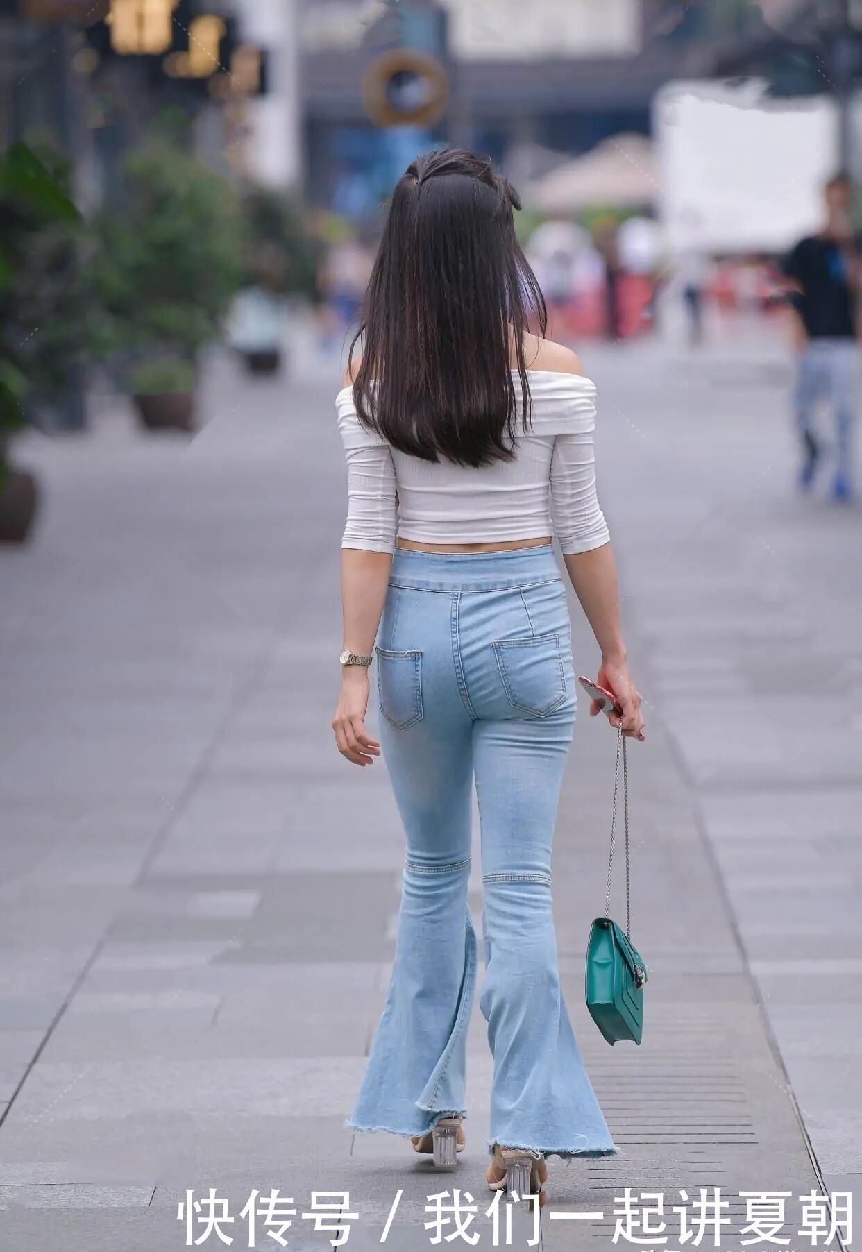 喇叭裤|已经“烂大街”的牛仔裤,女孩还是放不下,承包了秋季街头的美
