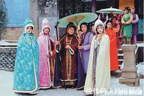 孙媳妇#晚辈坐着吃饭,婶娘舅母站着伺候,《红楼梦》家庭地位是怎样的?