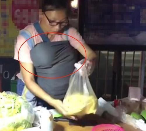 顾客|女摊主营业时胸口挂“布袋”,顾客走近一看后大喊:老板再来一份