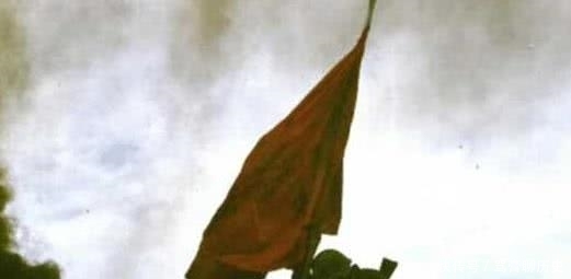 外国|震惊世界的3次插国旗照片:中国最悲壮,外国最搞笑,苏联最霸气