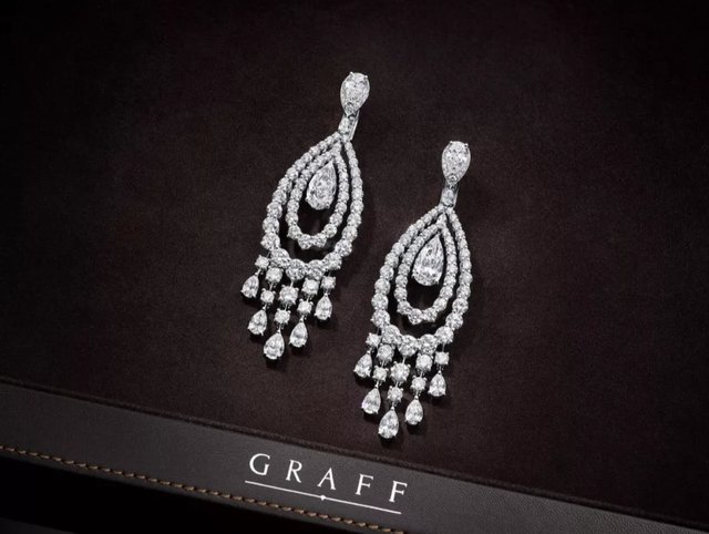 graff@GRAFF瑰丽珠宝的诞生过程揭秘双梨形和圆形钻石耳环