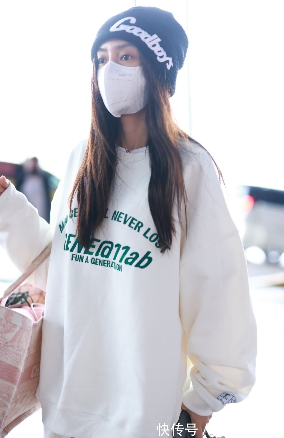 机场 baby走机场不低调,从头到脚都是大牌,还拎20万包一看就是富婆