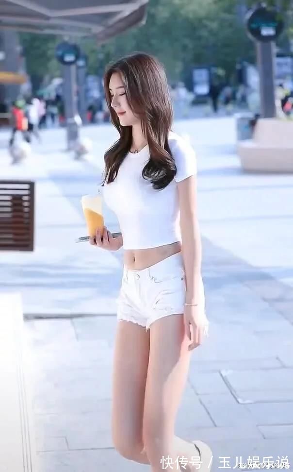 清纯感 热裤加上小白鞋，释放出别具一格的美