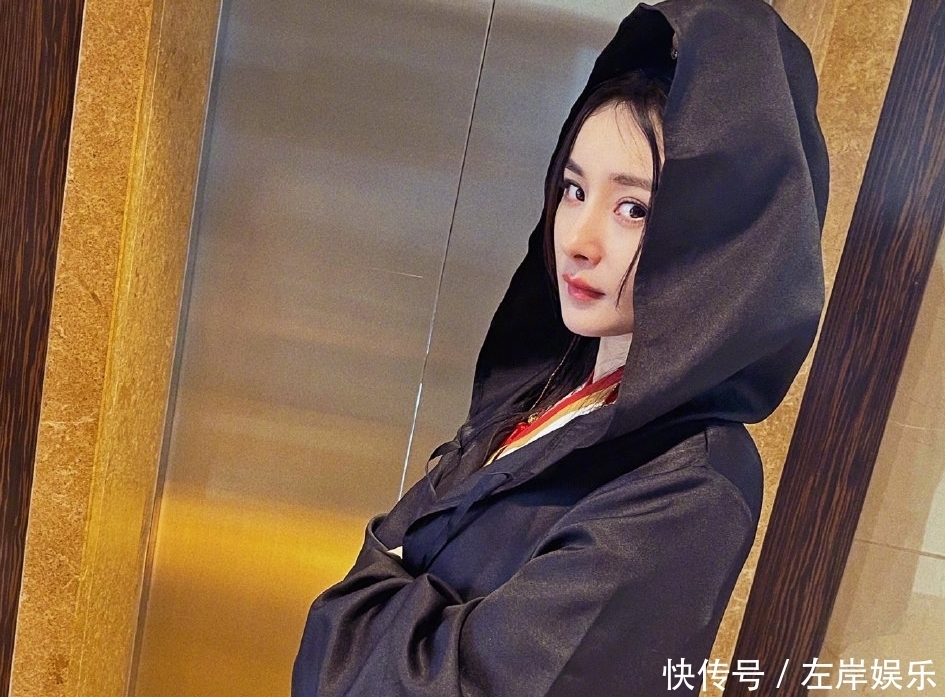 斗篷 《密室大逃脱》新路透曝光,全员黑色大斗篷,杨幂美成冷艳女杀手