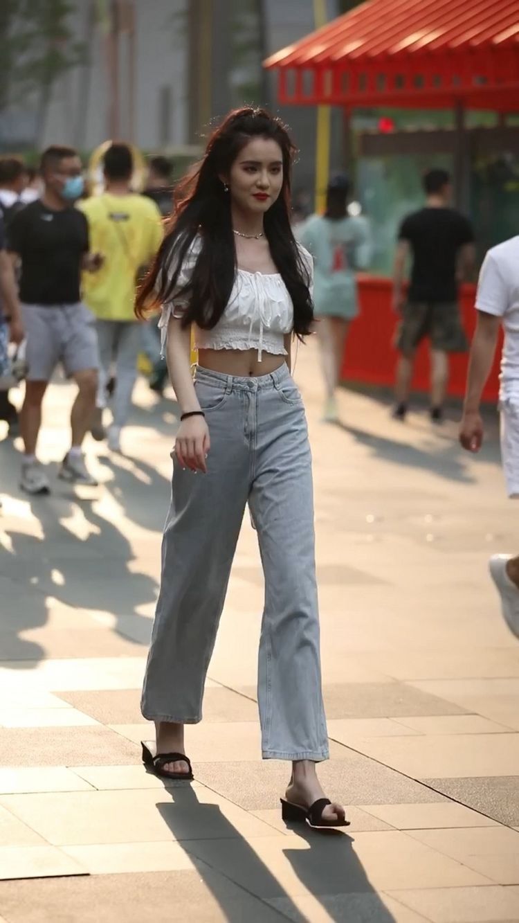 小清新|街拍，美女身穿一件白色的短款T恤，看起来很小清新