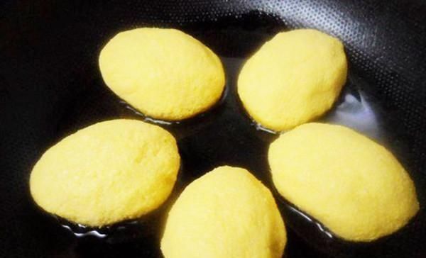 玉米面别再蒸发糕了,教你个做法,不蒸不煮不油炸,比吃肉还过瘾