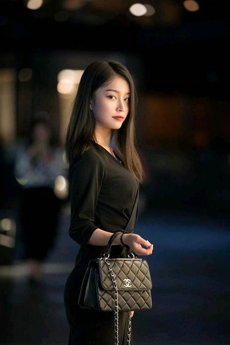 路人街拍,小姐姐太阳镜搭配紧身背心,完美线条凸显奥妙身材