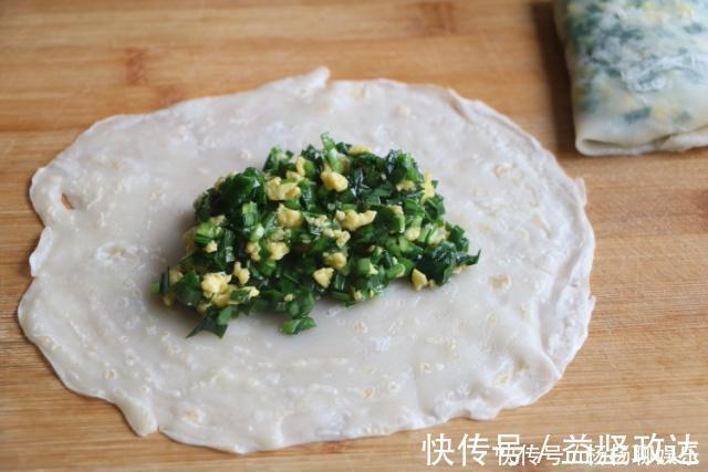 不发面不烫面,快手5分钟就能出锅的韭菜盒子,皮薄馅大不漏汁