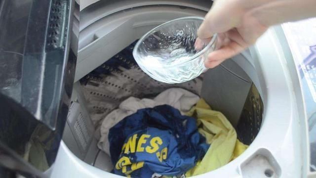机洗衣服不能只放洗衣液,关键的几步,让衣服洗得更干净