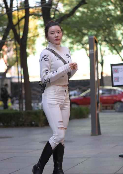 时尚的她真会打扮，白色系清新搭配，太美了！