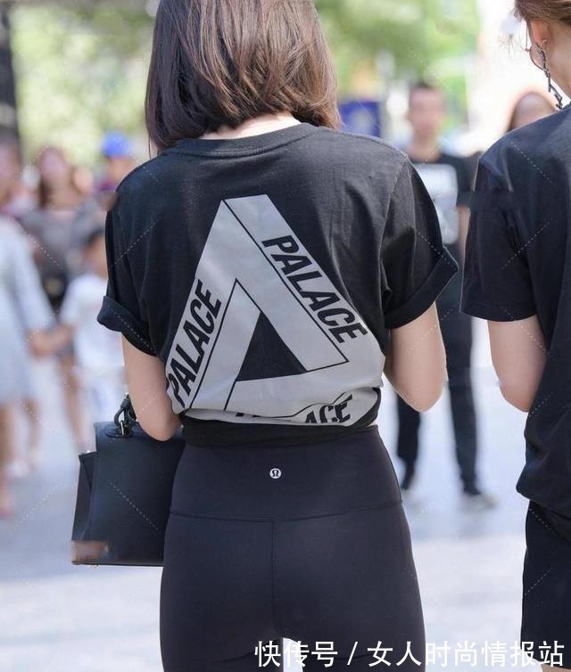 时尚感 一件简单基本的休闲t恤,以不同的穿着方式,展现出独特的时尚感!