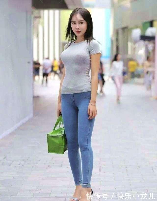 优雅 休闲修身T恤,搭配紧身牛仔裤,尽显职场女性的成熟优雅气质