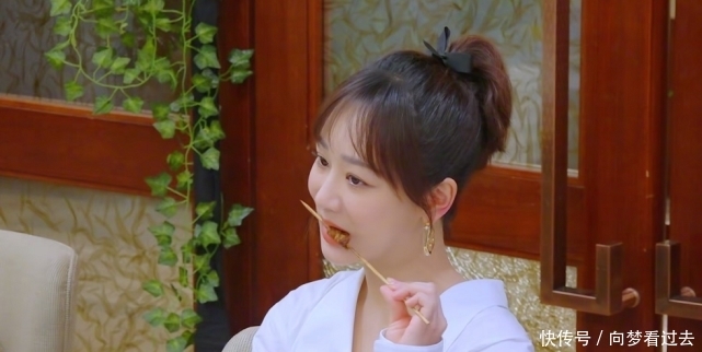 黄子韬 萌探团吃饭沟通感情时,唯独杨紫“不在状态”,怕是忘了有镜头