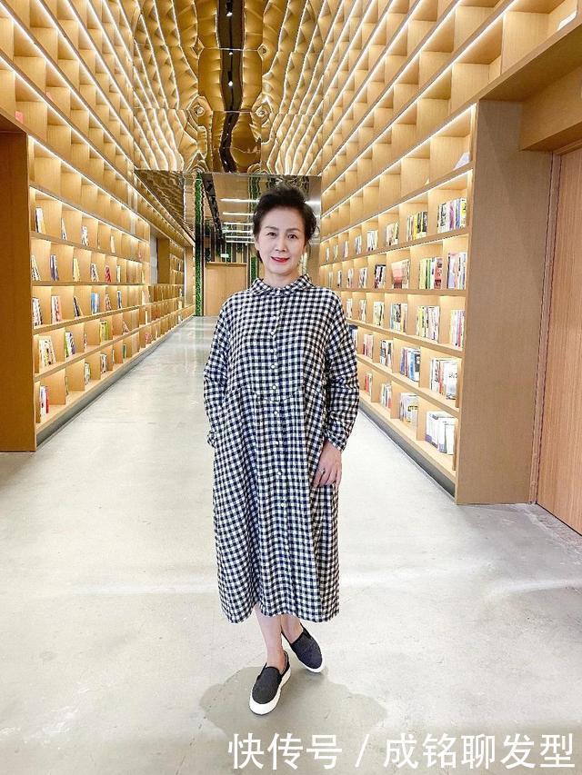 穿搭|60岁女人别总穿“奶奶装”，这位奶奶用穿搭诠释美丽，时髦又优雅