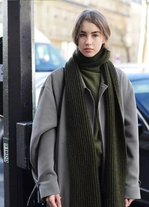 早春穿搭要打破黑白灰！学会这些配色法则，时髦又个性