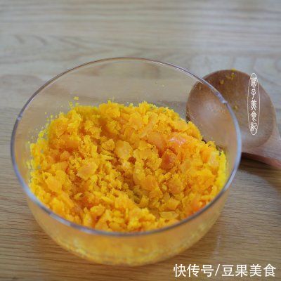 咸蛋黄碎|#我的养生日常-远离秋燥# ?南瓜椰蓉咸蛋黄月饼?