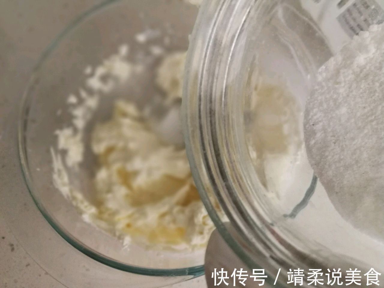 生乳酪草莓慕斯蛋糕，不仅颜值高，味道也甜美