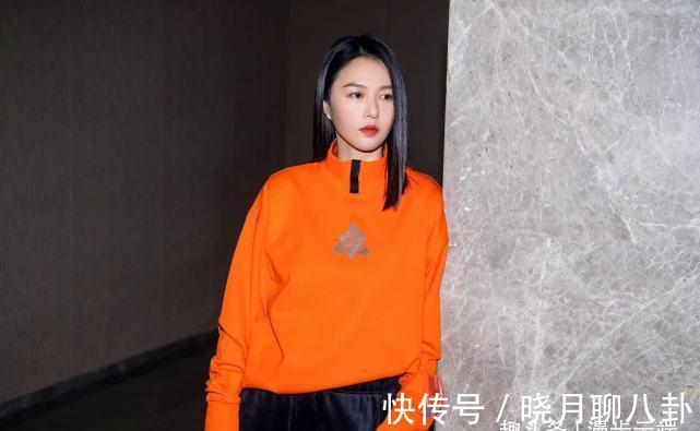 小白鞋 橘色系上衣搭配小白鞋,冬天穿挺合适,显白还有气质