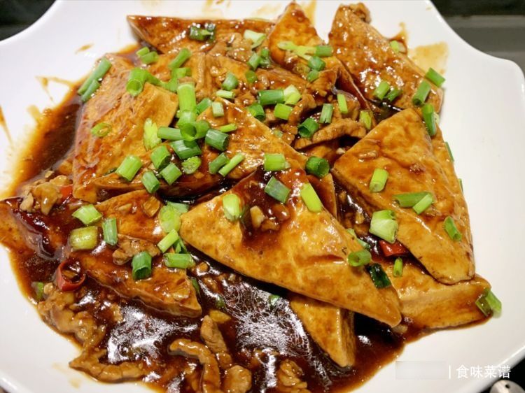 学会红烧豆腐的做法,隔三岔五烧着吃,美味又下饭,比吃肉都过瘾