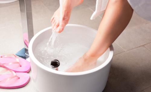 水温|“艾草泡脚”可以活血化瘀,一周泡几次为宜?哪些人不适合泡脚?