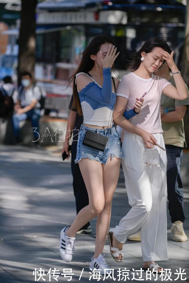 街拍简洁大方的小姐姐，黑色的吊带穿搭很动人！