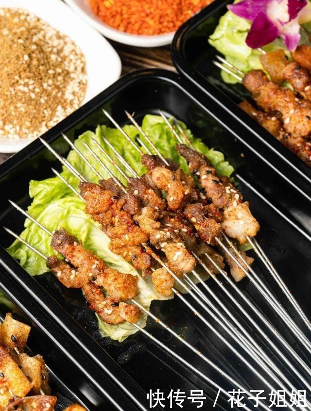 串串|暖暖的羊蝎子煲,还能快乐撸串!